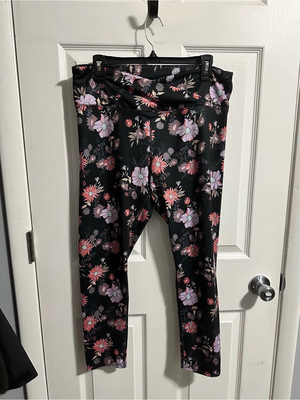 SO Black Floral Capri Leggings XL